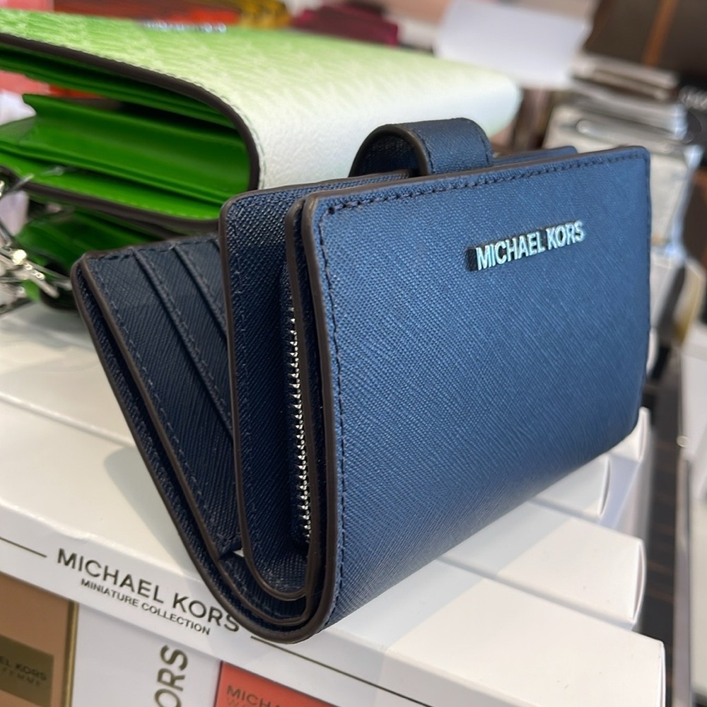 Michael Medium Crossgrain Leather Bifold Wallet
Navy
NWT - Picture 10 of 16
